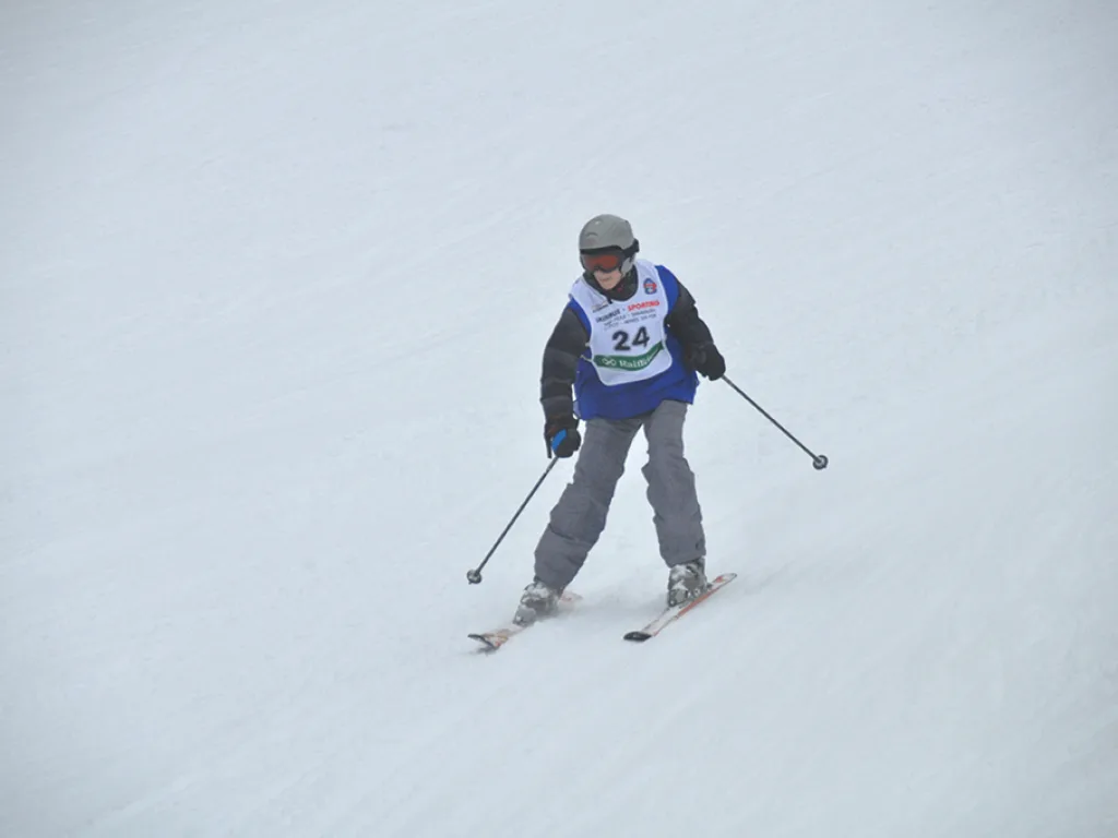 Skifahrer mit Startnummer 24 auf der Strecke.